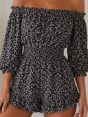 Hollister Floral Romper XS Black Daisy Print Off Shoulder Boho with pockets